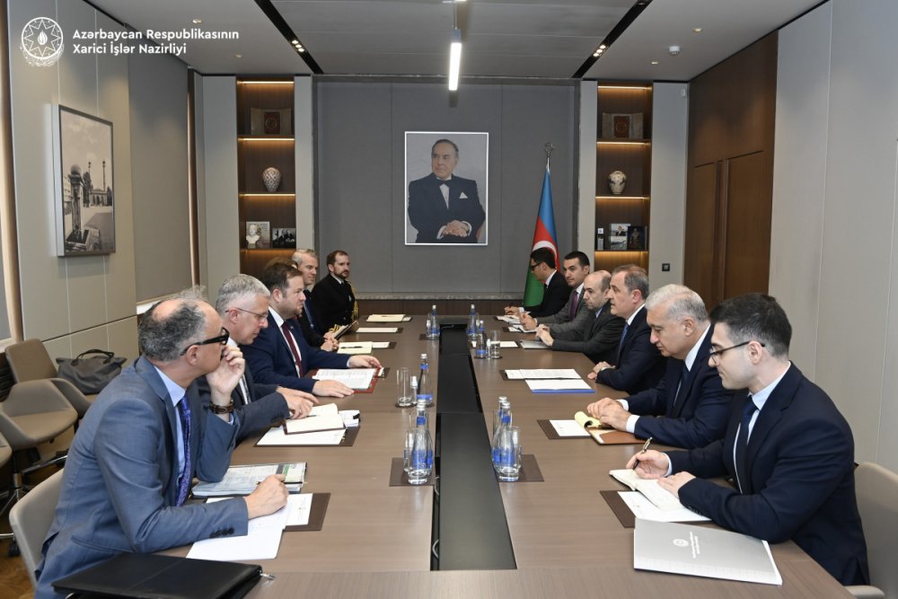 Ceyhun Bayramov Britaniyanin dovlet naziri ile gorusub