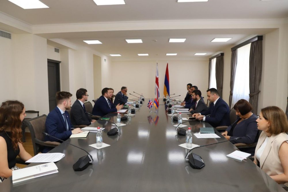 Britaniyanin dovlet naziri Azerbaycana seferinden sonra Ermenistana gedib