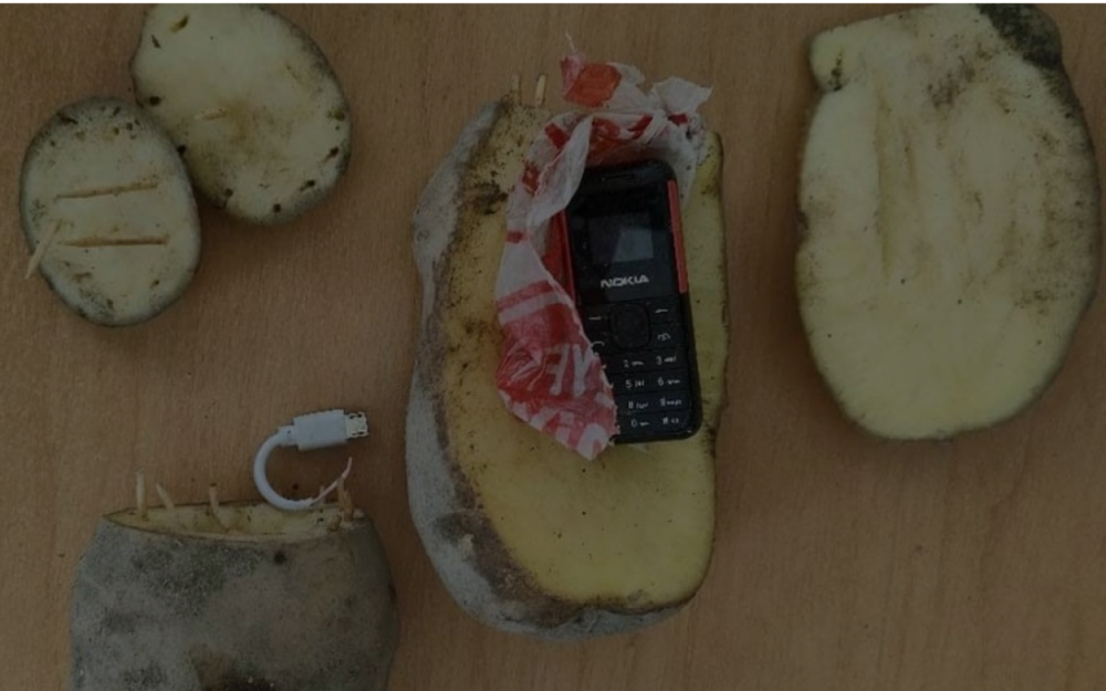 Hebsxanaya kartofun icerisinde telefon kecirmek istedi
