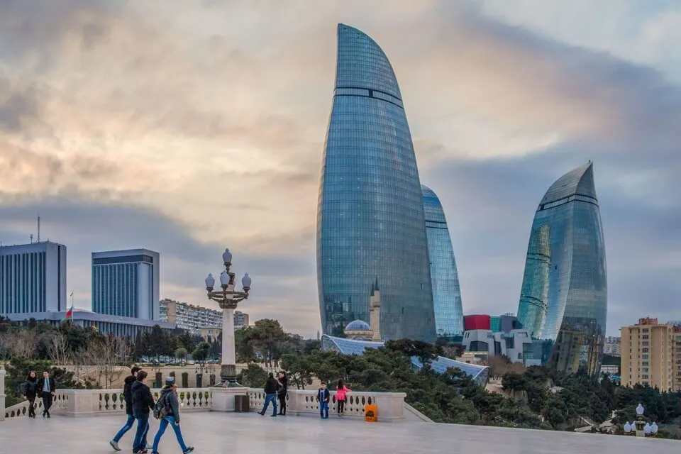 Bakinin perakende ticaretde en cox gelir elde eden rayonlari - SIYAHI