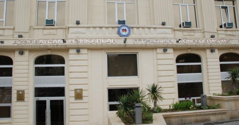 Hemkarlar Ittifaqinda gerginlik: Isciler gec saatlaradek isledilir, rehberlik “agent ovuna” cixib