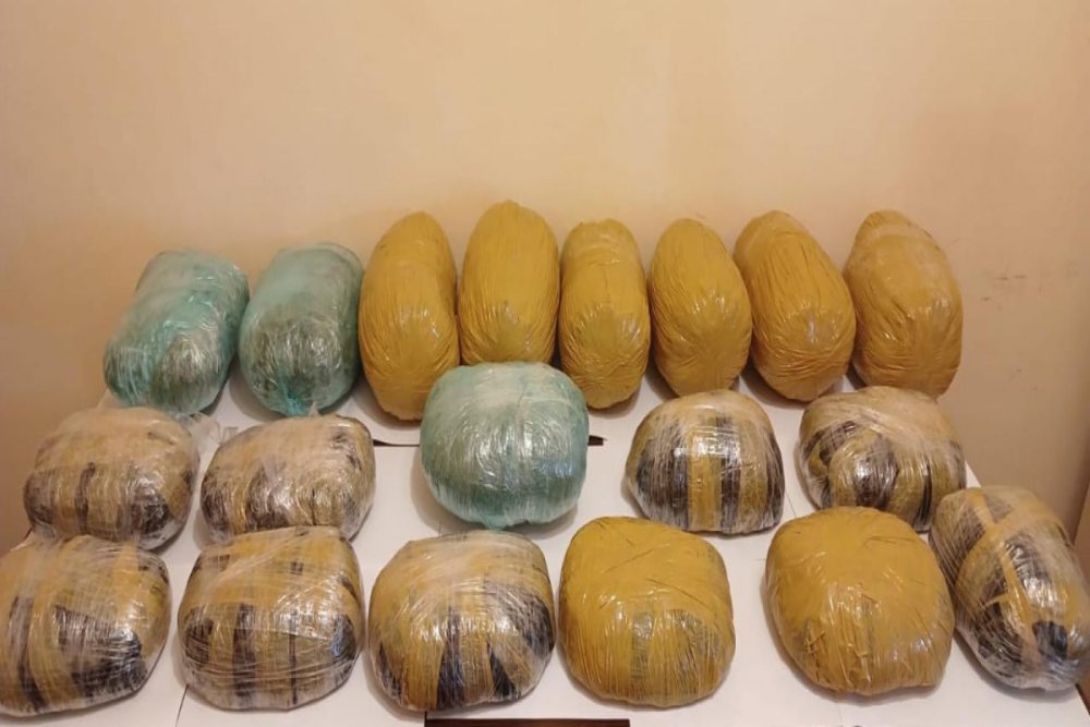 Irandan olkeye 13 kq narkotik getirilmesinin qarsisi alinib