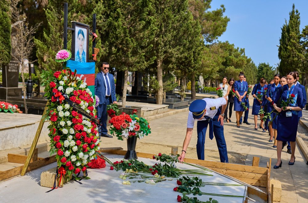 AZAL rehberliyi ve kollektivi Azerbaycanin Milli Qehremani Hokume Eliyevanin mezarini ziyaret edib
