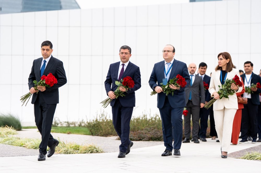 Azerbaycanda seferde olan Ozbekistan numayende heyeti Zefer abidesini ziyaret edib