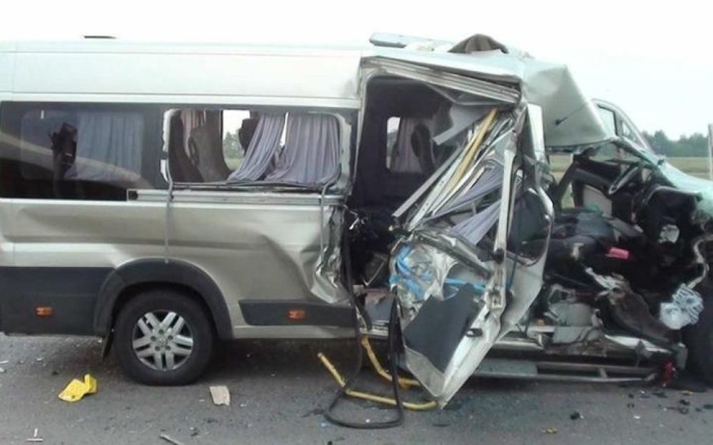 Bakida mikroavtobus qezaya dusdu - Xesaret alanlar var