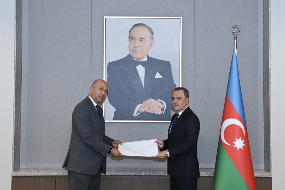 Misirin yeni sefiri etimadnamesinin suretini Ceyhun Bayramova teqdim edib