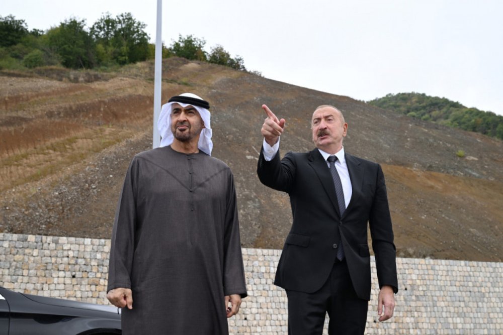 Azerbaycan ve BEE prezidentleri Susanin Dasalti kendinin fonunda sekil cekdiribler