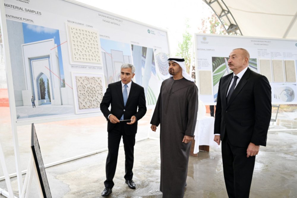 Azerbaycan ve BEE prezidentleri Yeni Susa mescidinde tikinti islerinin gedisi ile tanis olublar