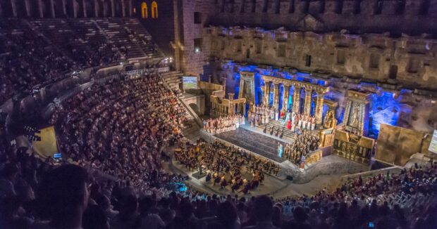 Dunya  opera ulduzlari Turkiyenin qedim amfiteatrinda : Mohtesem Araliq denizi festivali baslayir  – FOTOLAR
