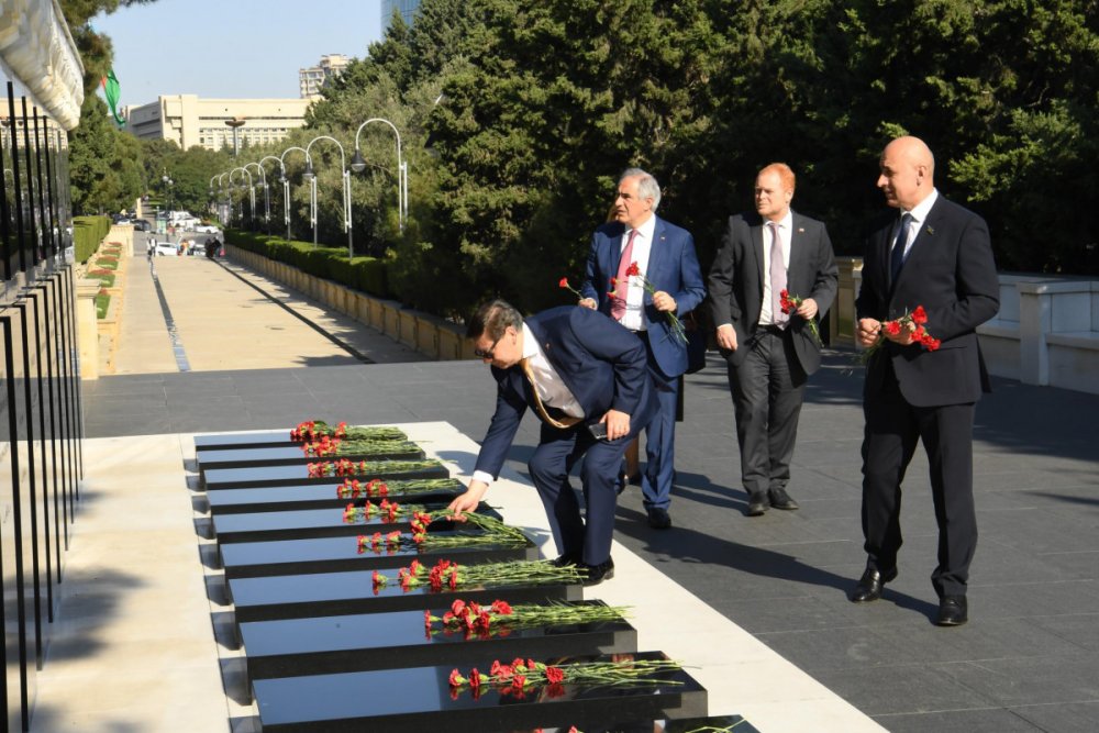 Cili parlamentarileri Fexri ve Sehidler xiyabanlarini ziyaret edibler