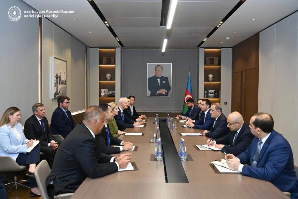 XIN rehberi ABS-in Orta Dehliz uzre missiyasinin numayendeleri ile gorusub