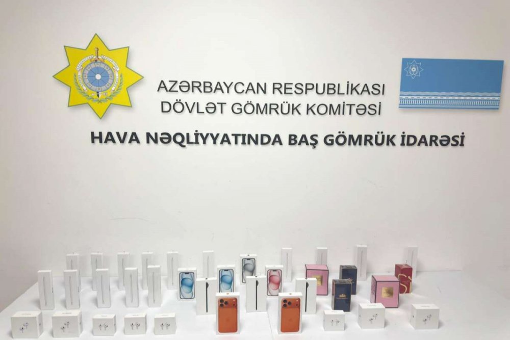 Gomrukde mobil telefonlari sernisinlere paylayaraq olkeye kecirmeye cehd askarlanib