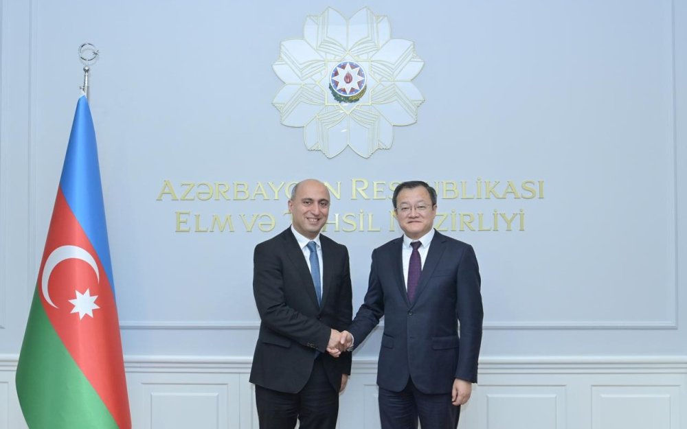 Emin Emrullayev Cinin tehsil nazirinin muavini ile gorusdu