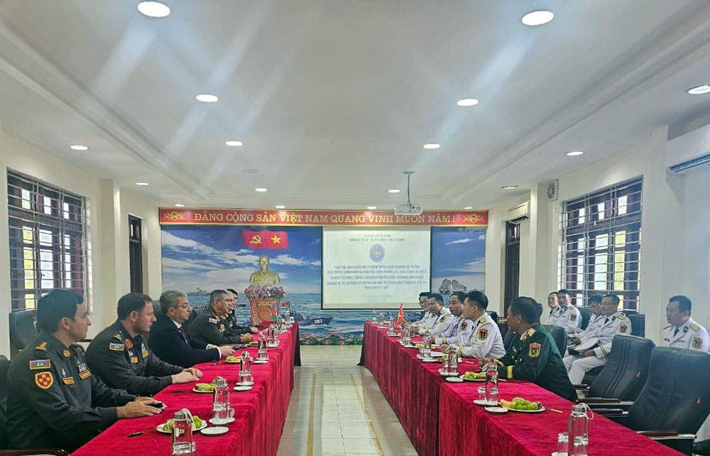 Zakir Hesenov Vyetnam HDQ Komandanliginda olub