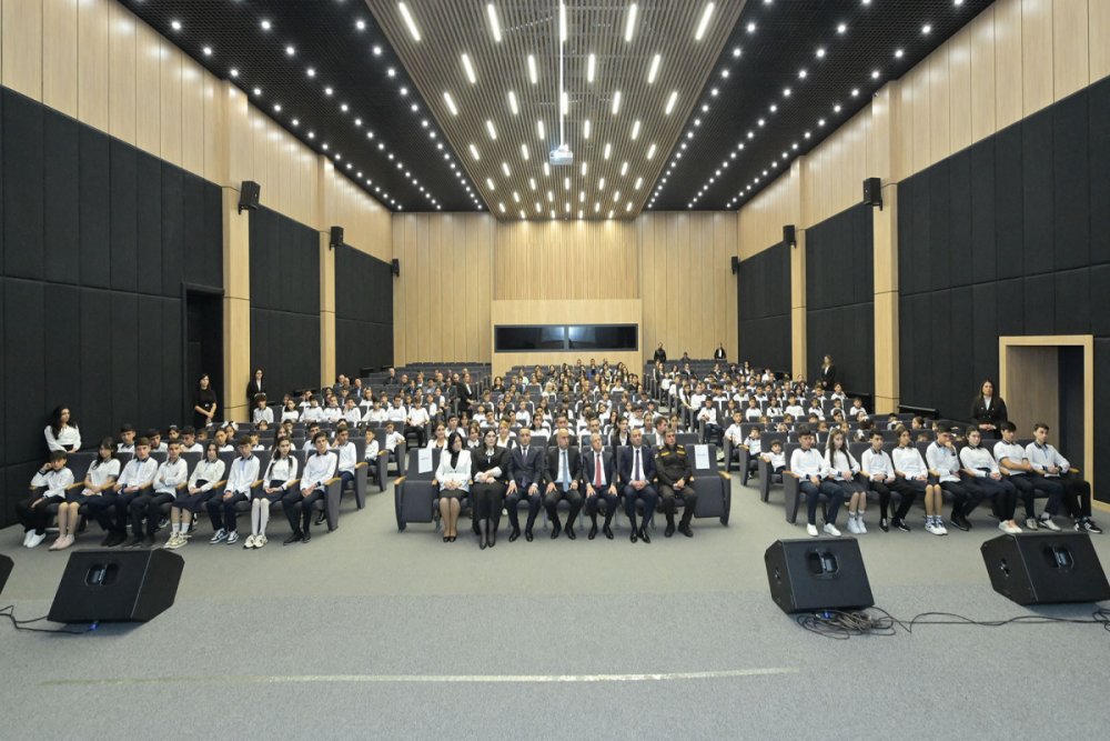 Emin Emrullayev Susadaki 1 nomreli mektebde Bilik Gununde istirak edib