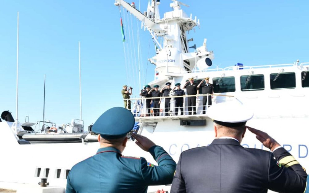 Rusiyanin serhed gozetci gemisi Bakiya geldi