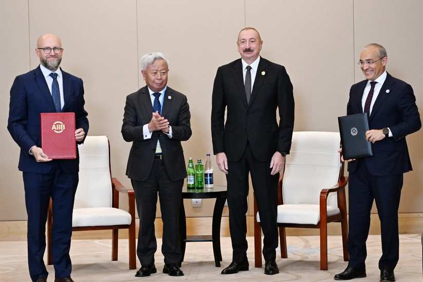 Prezident Ilham Eliyev Tiencinde Asiya Infrastruktur Investisiya Bankinin prezidenti ile gorusub