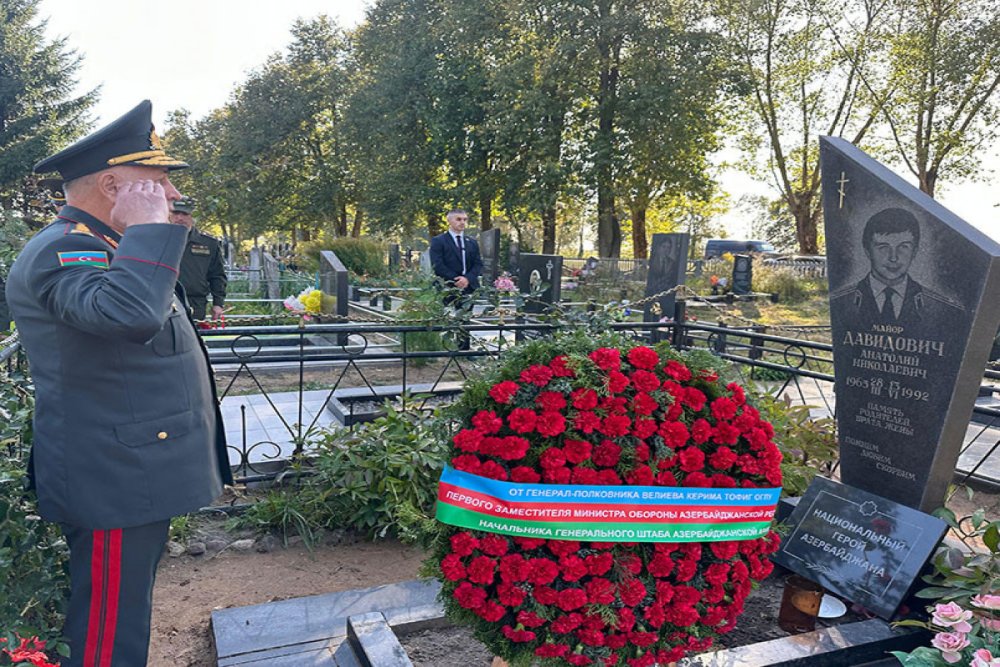 Kerim Veliyev Belarusda Azerbaycanin Milli Qehremaninin mezarini ziyaret edib