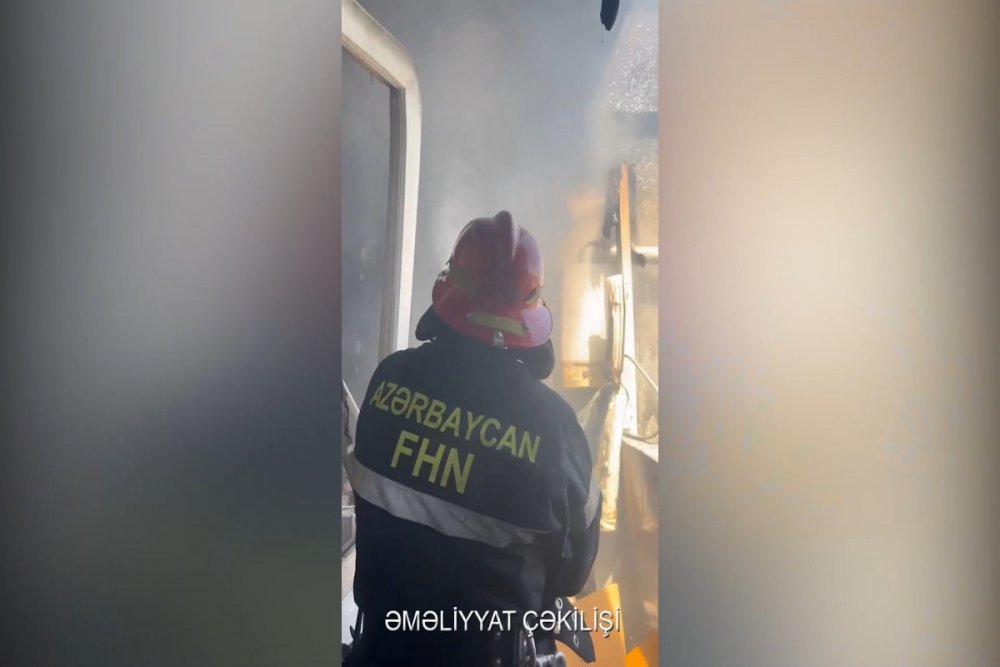 Bakida yasayis binasinda yangin olub, 12 nefer texliye edilib - VIDEO