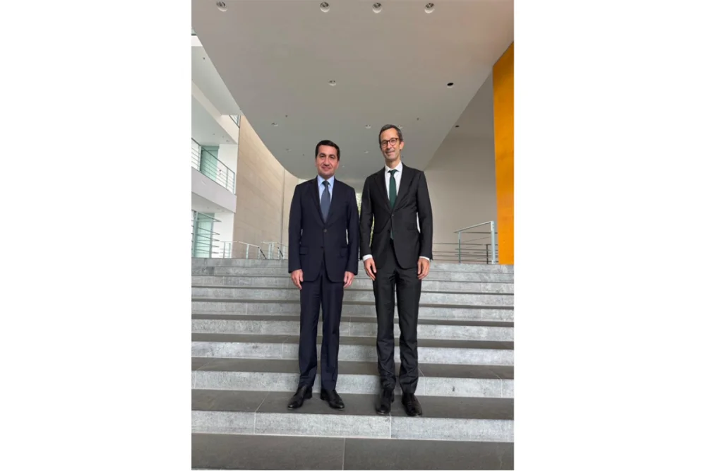 Hikmet Haciyev Berlinde Almaniya Kanslerinin musaviri ile gorusub
