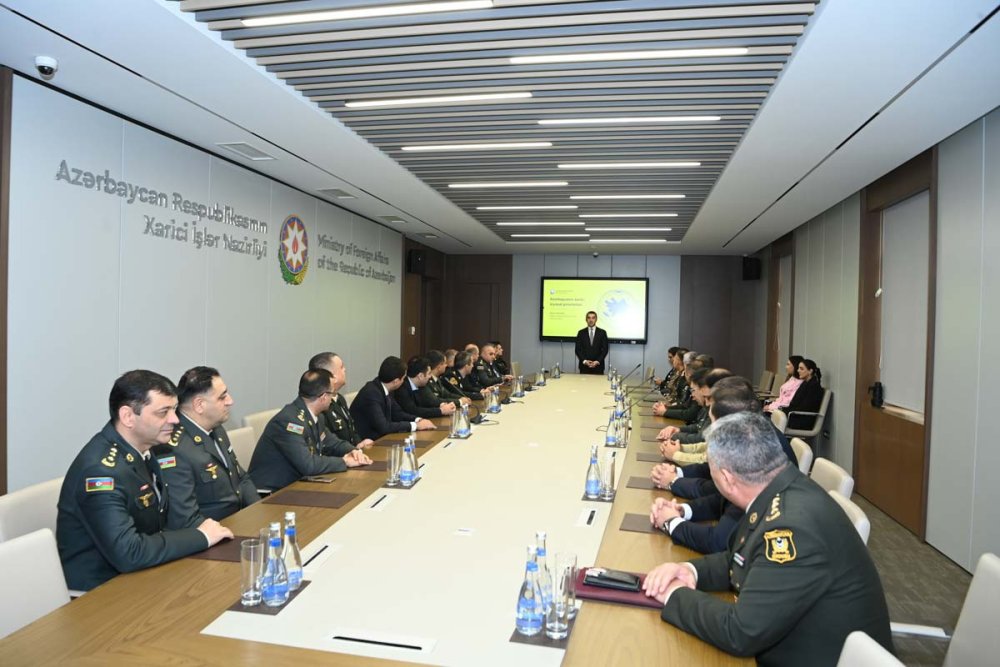 Ayxan Hacizade Azerbaycanin xarici siyaset prioritetleri movzusunda cixis edib