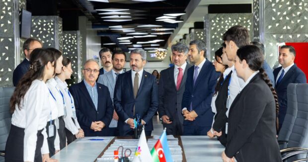 Turkiyeli nazir muavini “ASAN xidmet”de -FOTOLAR