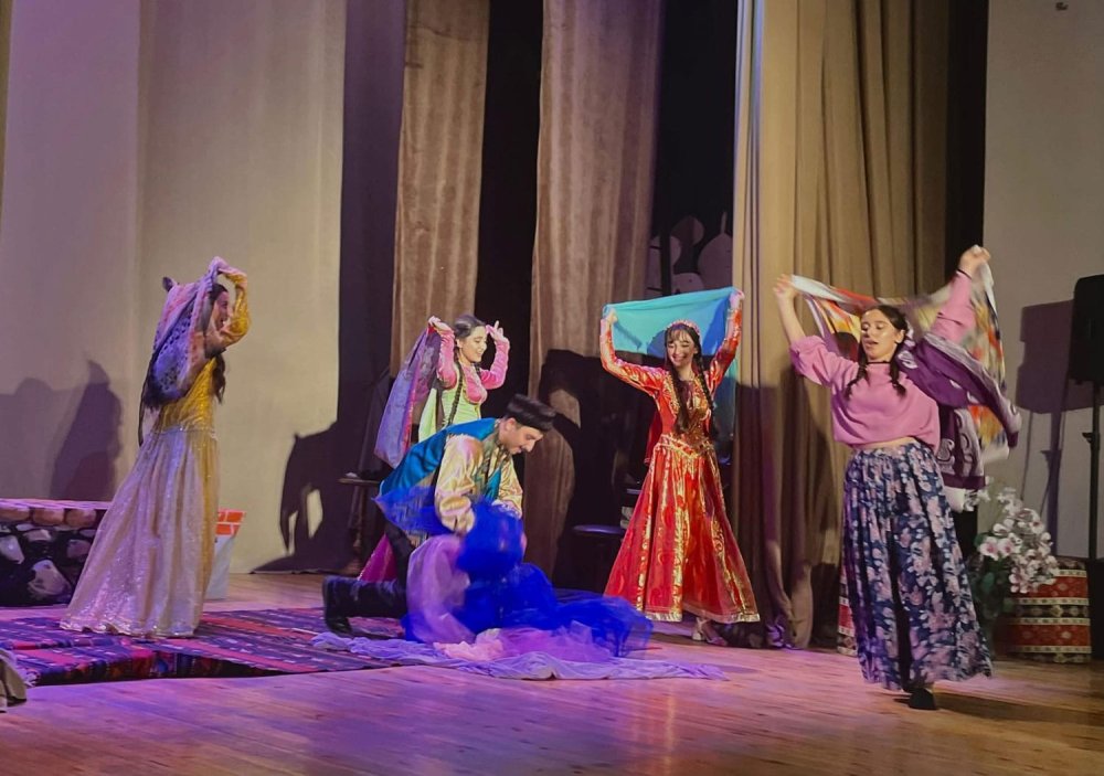 Arsin mal alan” operettasi mekteblilerin teqdimatinda