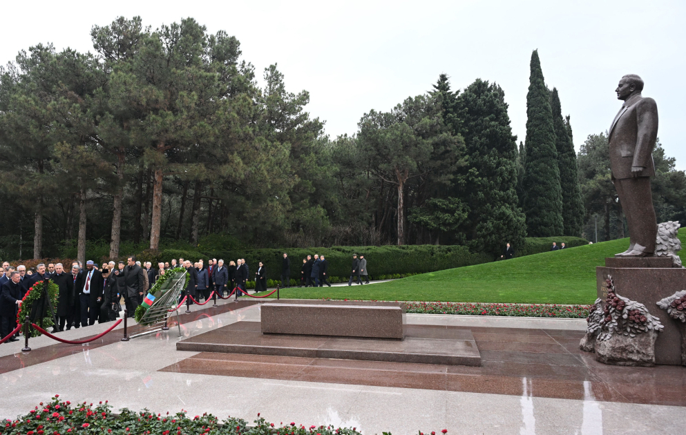 Beynelxalq Parlament Konfransinin istirakcilari Fexri xiyaban ve Sehidler xiyabanini ziyaret edibler