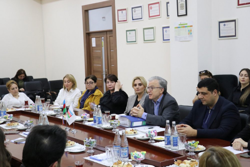 Qerbi Kaspi Universiteti jurnalistler ucun mediatur teskil edib - FOTO