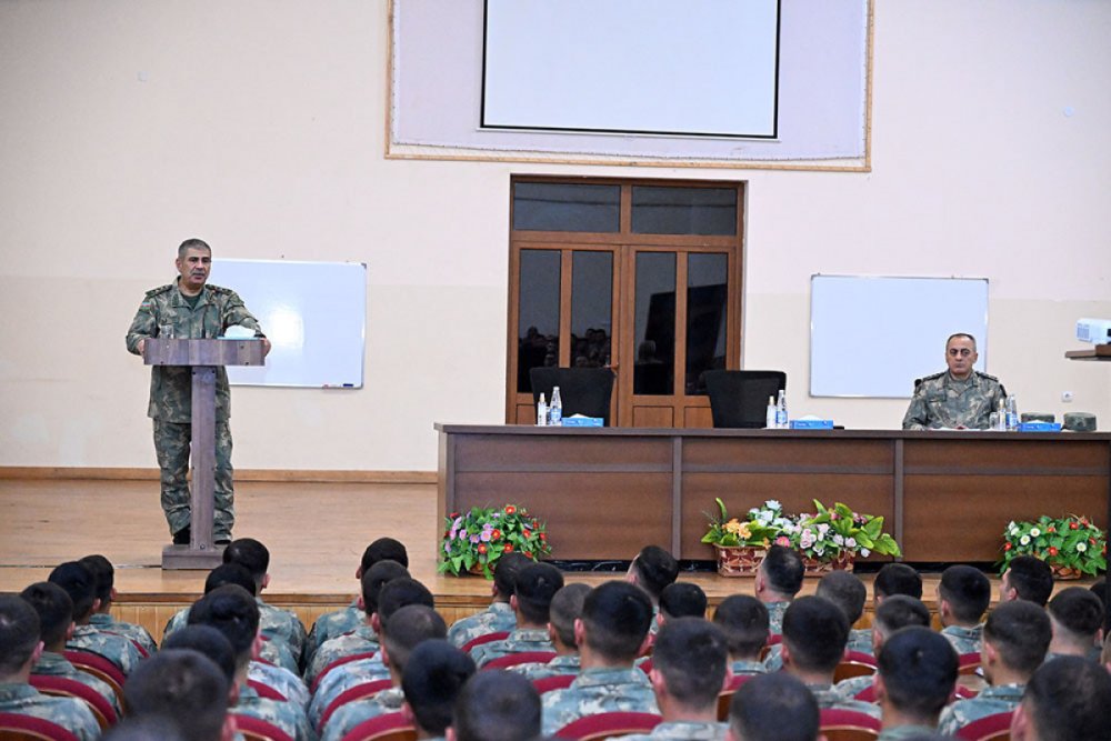Mudafie Nazirliyinin rehberliyi Ordunun teminati ve doyus hazirligini yoxlayib