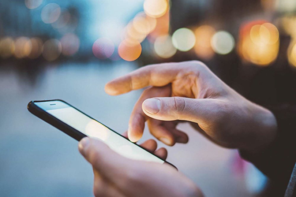 Azerbaycana getirilen 1 ededden artiq mobil telefonlara 100 manat aksiz vergisi tetbiq edilecek