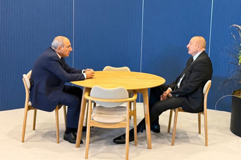 Prezident Ilham Eliyev Nikol Pasinyanla gorusub - FOTO