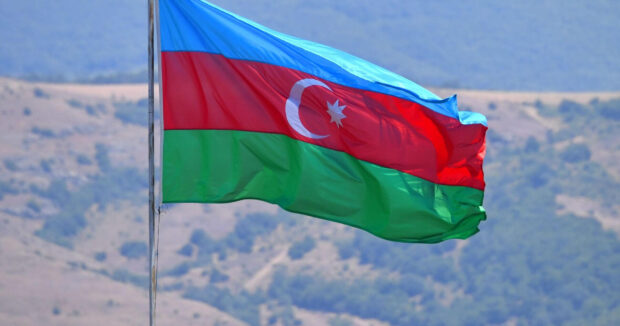 AZERBAYCANIN UCRENGLI BAYRAGI – DOVLETCILIYIMIZIN VE MUSTEQILLIYIMIZIN EBEDI REMZI