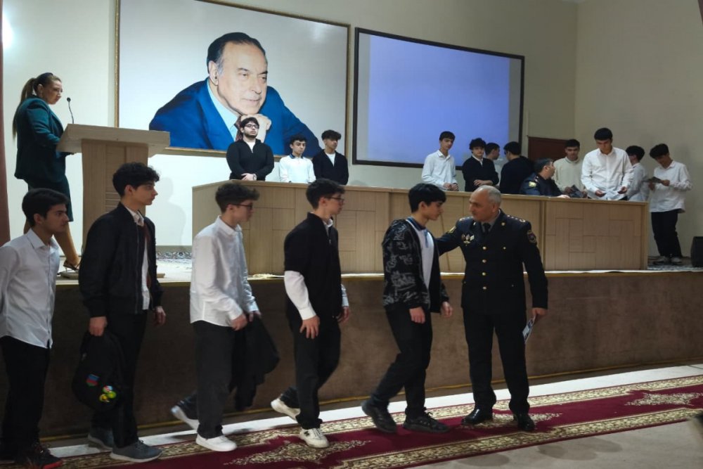 Polis Akademiyasinda sagirdlerle gorus kecirilib