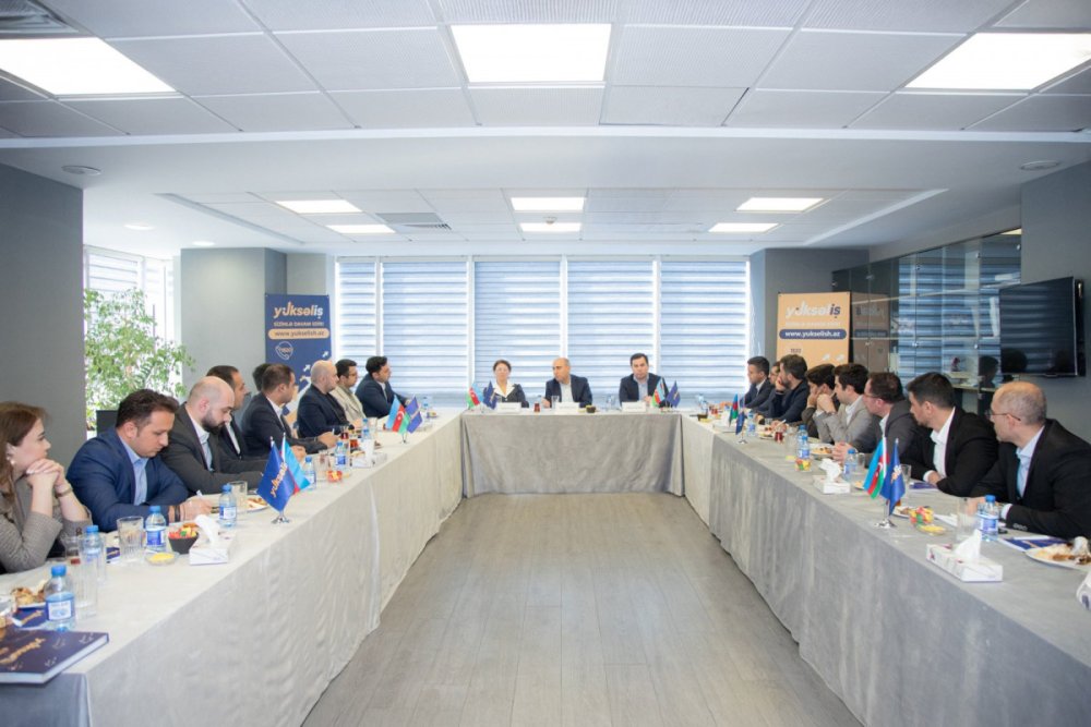 Emin Emrullayev besinci “Yukselis” musabiqesinin qalibleri ile gorusub