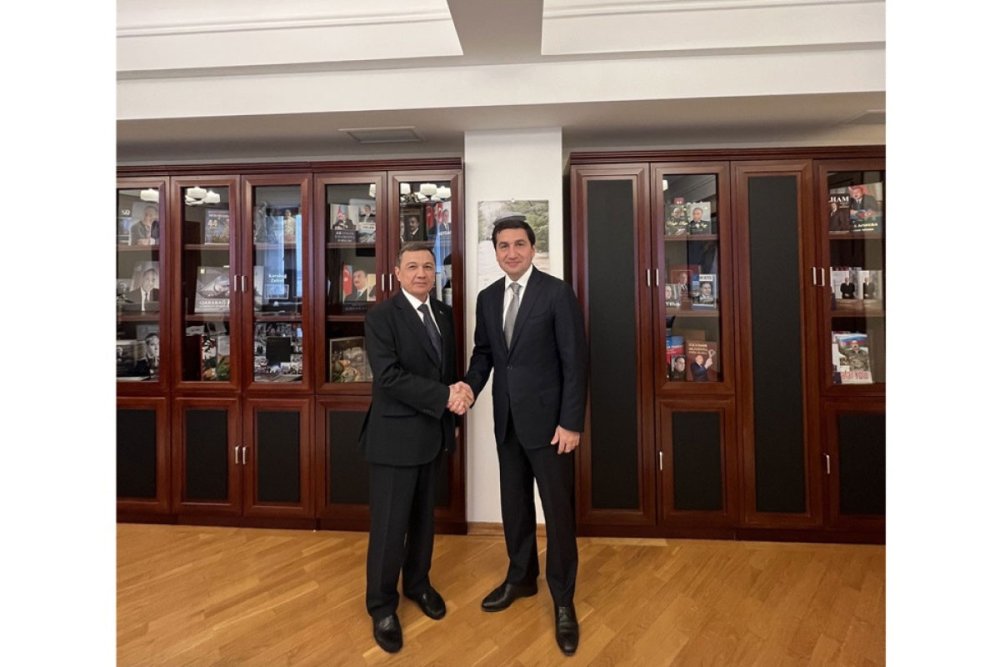 Hikmet Haciyev Turkmenistan sefiri ile gorusub