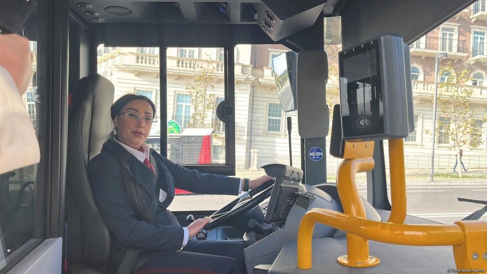 Bu gunden qadin avtobus suruculeri vezifelerinin icrasina baslayib