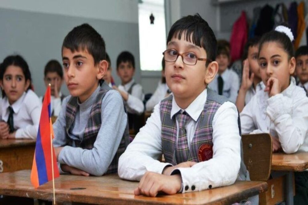 Ermenistanda Turk dilini tedris etmek isteyen mekteblerin sayi artib, kadr catismazligi var