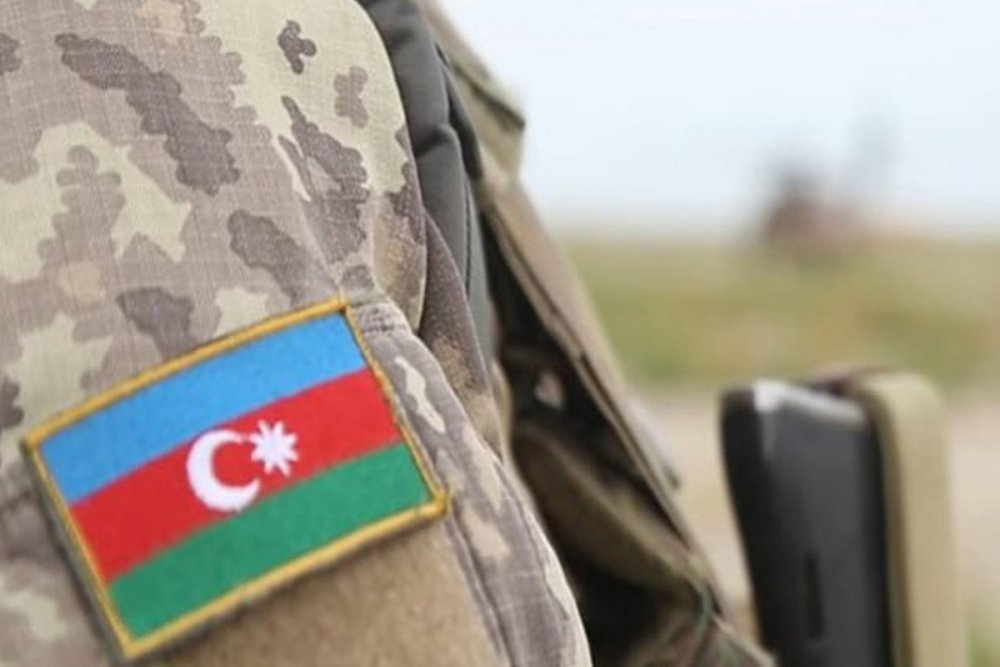 Zabitlerin dinc dovrde heqiqi herbi xidmet muddeti 6 ay azaldilir