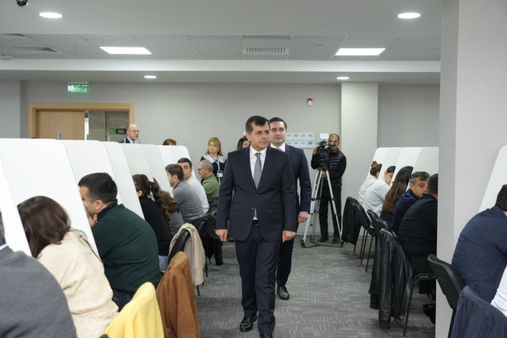 Notariat fealiyyeti ile mesgul olmaq isteyenler ucun test imtahani kecirilib