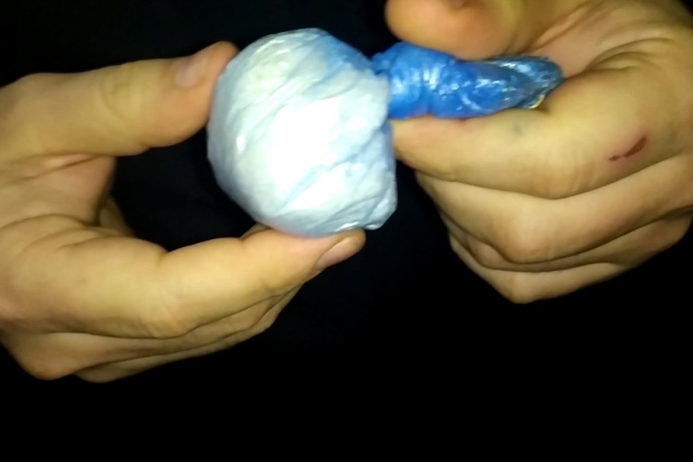 Iran vetendaslarindan narkotik alan sexsler tutulub