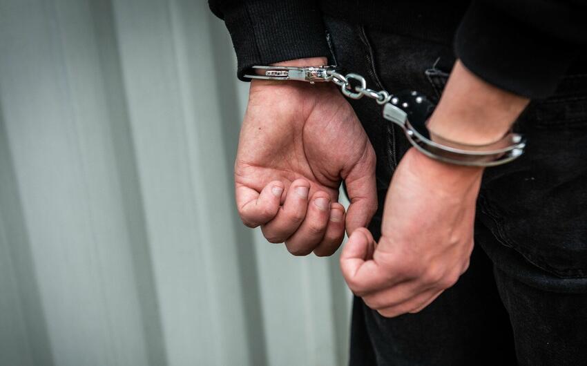 Polis paytaxt erazisinde ogurluqlar eden dord sexsi saxladi