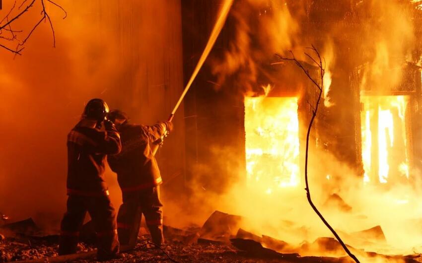 Bakida besmertebeli yasayis binasinda yangin oldu