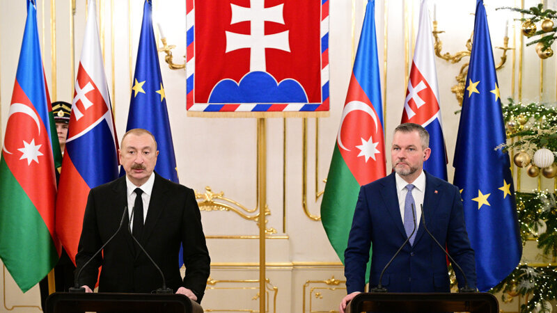 Ilham Eliyevle Robert Fitsonun gorusu zamani "Qurban olum Azerbaycan" mahnisi ifa edildi