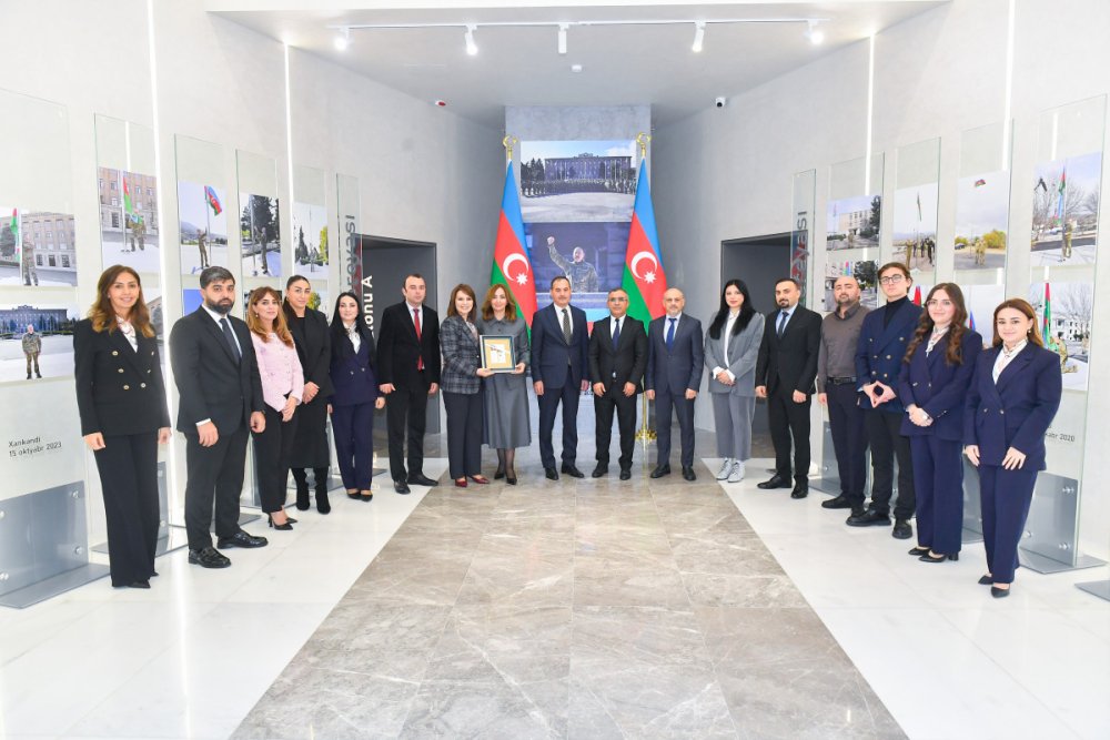 “Azerpoct” “Konstitusiya ve Suverenlik Ili”ne hesr olunmus poct markasini teqdim edib