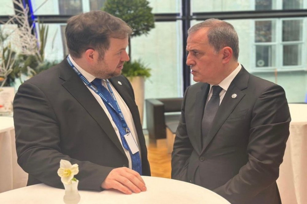 Ceyhun Bayramov Britaniyanin dovlet naziri Stefan Dauti ile gorusub