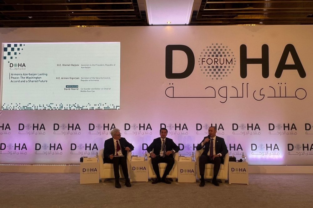 Dohada Hikmet Haciyev ve Armen Qriqoryan panel muzakiresinde istirak edib