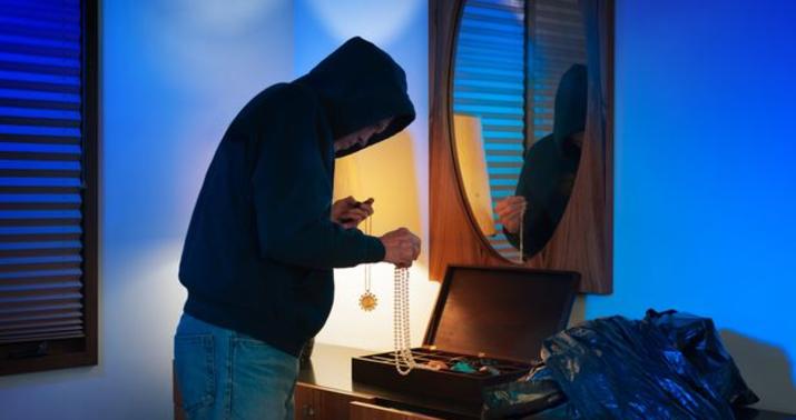 Bakida evden 12 min manatdan cox pul ogurlandi