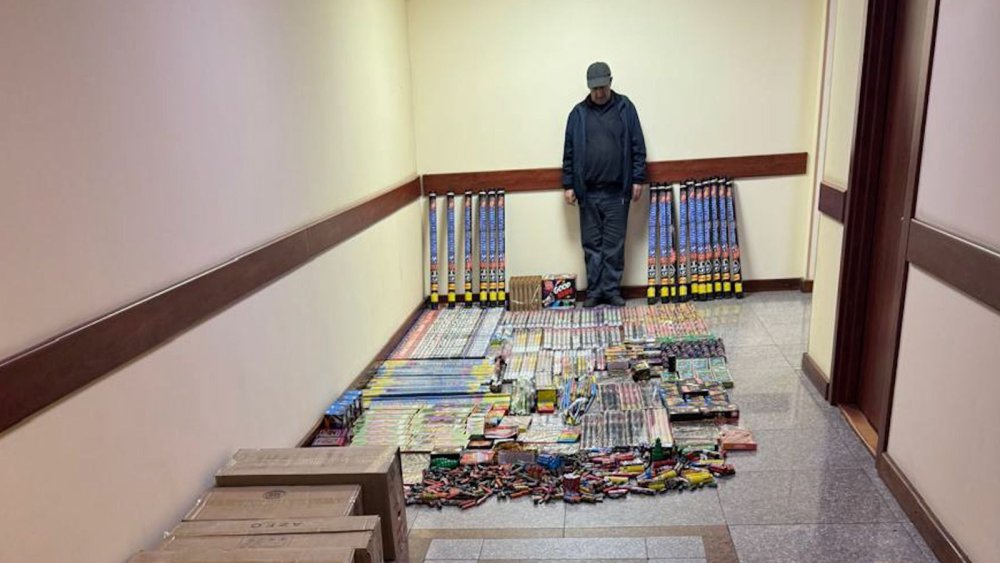 Paytaxtda pirotexniki vasitelerin satildigi anbar askarlanib