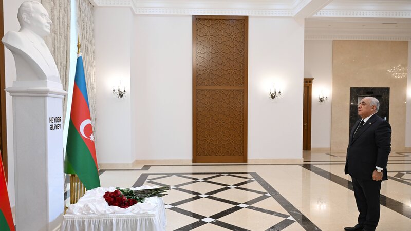 Eli Esedov Turkmenistanda Heyder Eliyevin xatiresini yad etdi